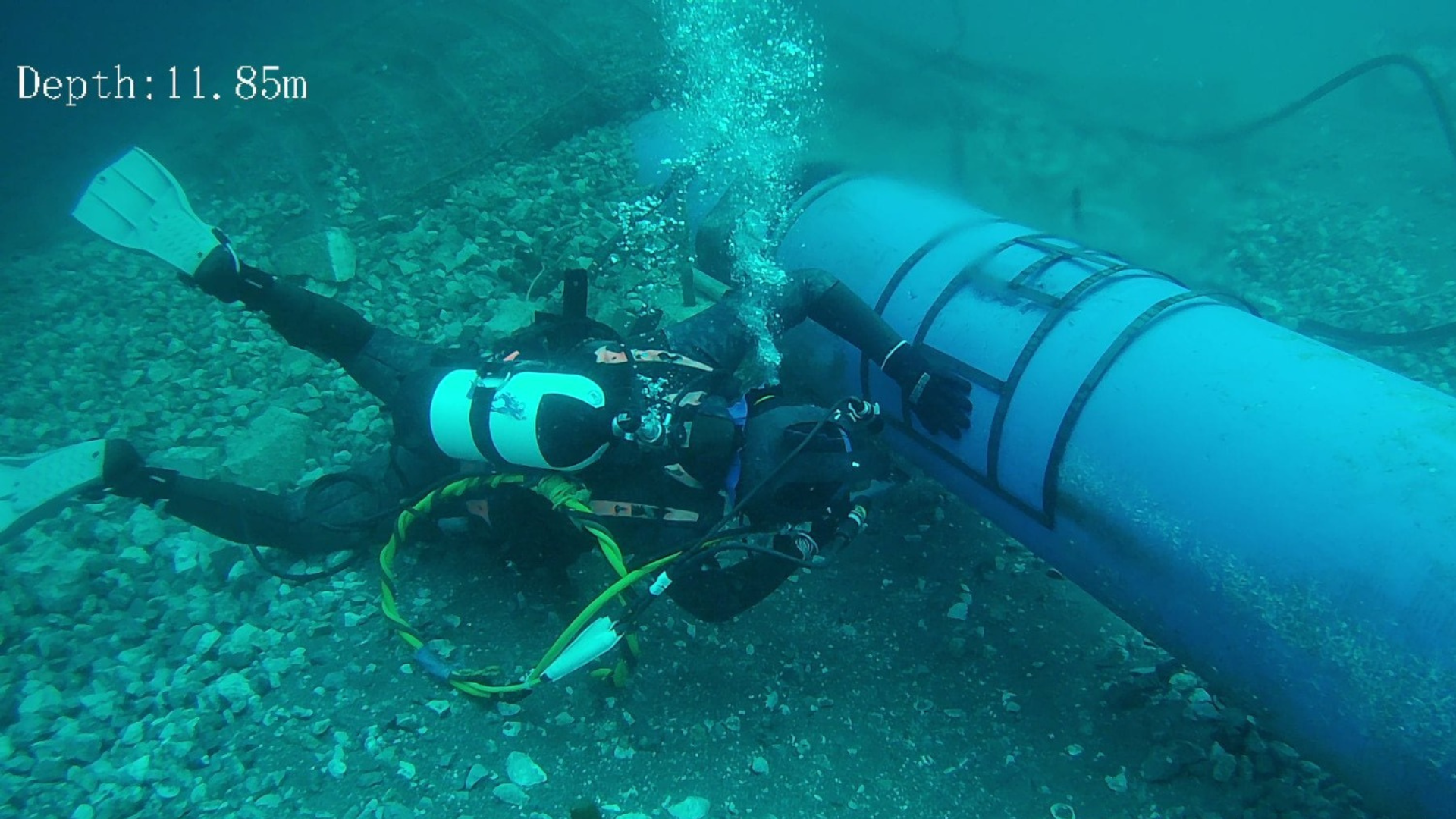 Buzo profesional trabajando a 11.85m de profundidad